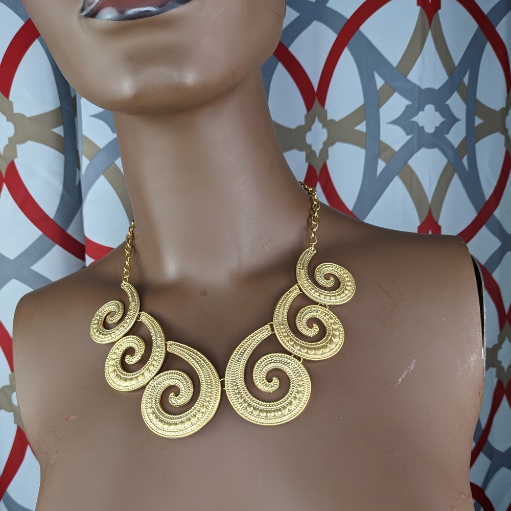 NWOT,  LARGE BEAUTIFUL GOLD TONE STATEMENT NECKLACE.